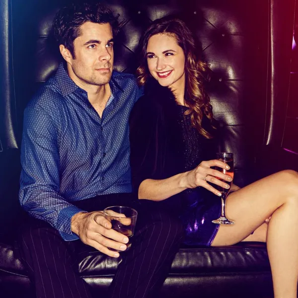 Koppel vertelt over hun eerste keer op een exclusief seksfeestje: "Wat die man deed met een vrouw in de jacuzzi vergeet ik nooit!"