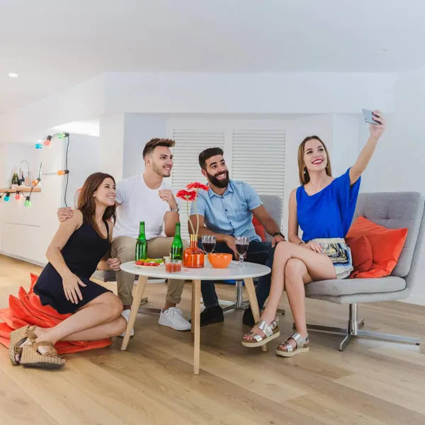 Hoe een gezellige avond onder schoolouders plots heel 'pikant' werd: "Ineens waren onze lichamen verstrengeld..."