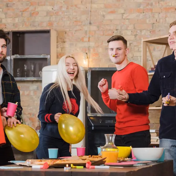 Feestje op werk wordt iets té gezellig: "Collega liet me alle hoeken van haar kantoor zien! De gevolgen waren rampzalig..."