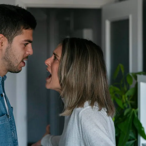 "Ik betrapte mijn man in pikante vrouwenlingerie... Maar wat hij daarna deed in de garage, is nóg erger!"