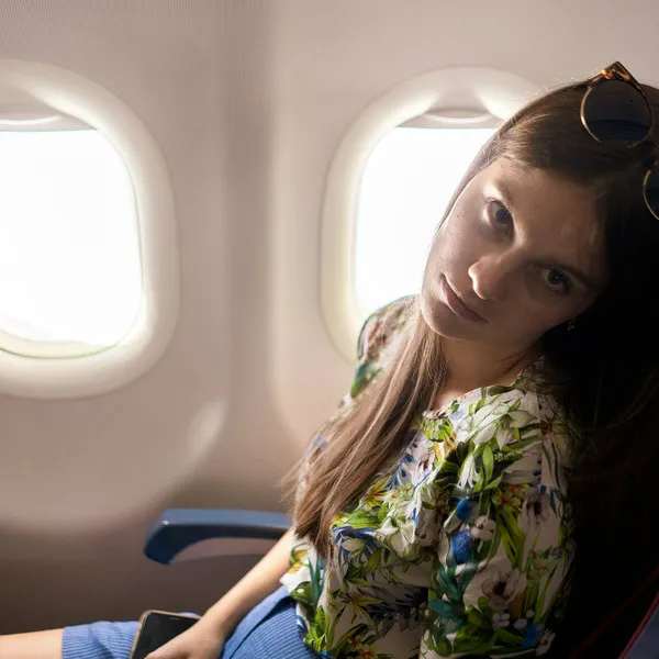 Wanneer je in het vliegtuig naast een redelijk hitsige deerne zit: "Plots ging haar hand tussen mijn benen..."