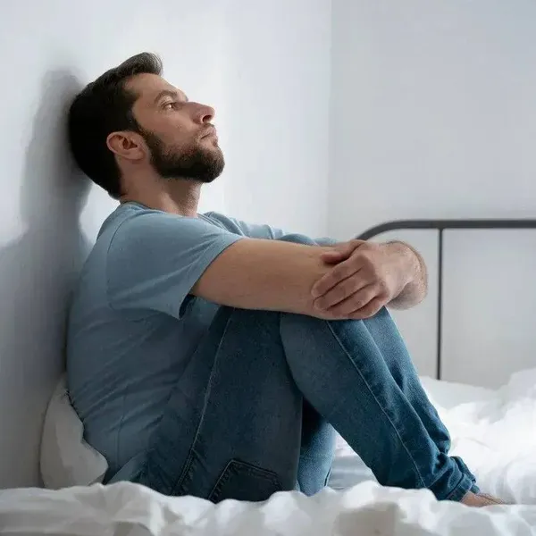 "Ik heb een vriendin én een mannelijke minnaar... Ik voel me zo schuldig dat ik hem niet meer recht krijg!"