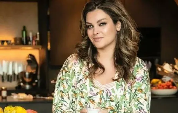 Volgend jaar gaan wij paaseieren rapen bij Hollandse keukenprinses Miljuschka... Zij deed het lekker 'toploos'! (foto's)