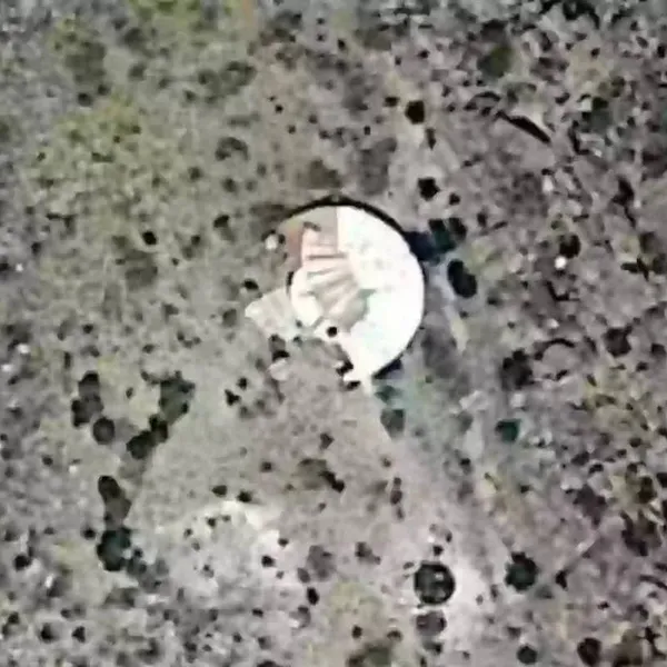 Net nu we nog eens naar de maan reizen: mysterieuze 'UFO'-schijf gespot op Google Maps leidt tot angstaanjagende theorieën