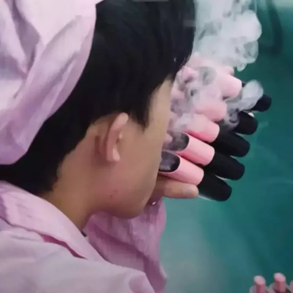 Schokkende beelden tonen hoe vapes getest worden in fabriek: "Tot wel 10.000 per dag!"
