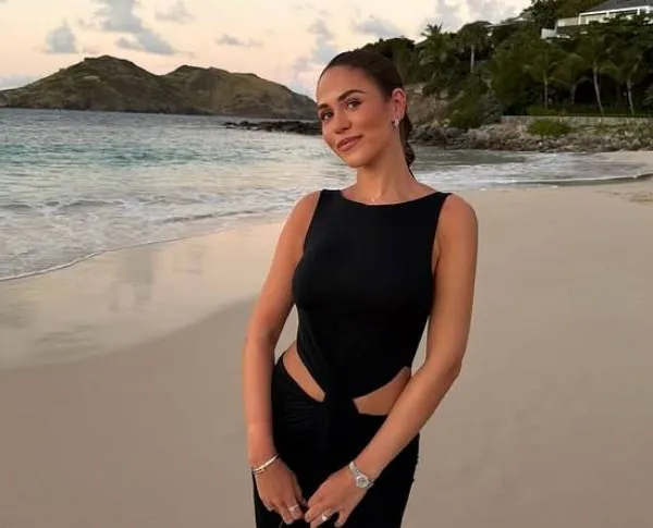 Sarah, de verloofde van Viktor Verhulst, weet weer te bekoren: stralend in lingerie én zeer lichtjes gekleed op Coachella!