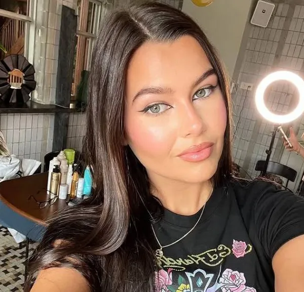 Nederlandse Diva Brons stond op cover Playboy (waardoor haar bomma viraal ging). Nu poseert ze nog eens zonder bh...