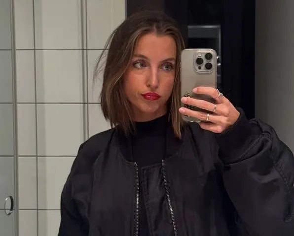 Lenthe Stevens toont zich in een doorschijnende outfit én laat doodleuk ook eens onder haar rok kijken (foto's)