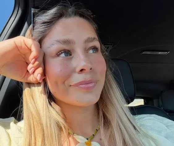 Deze zijn het dus geworden... Steffi Mercie komt 'lichtjes' gekleed voor de dag op het befaamde Coachella-festival (foto's)