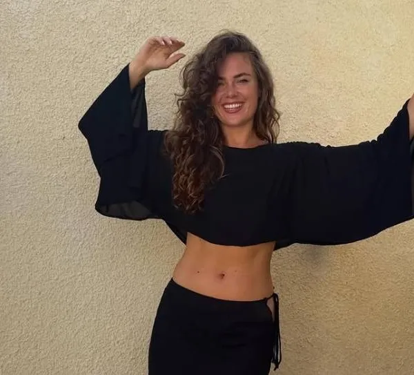 Bloedhete Femke Postma in een 'spannend' sportpakje én in bikini... daar kun je uren naar zitten staren! (foto's)