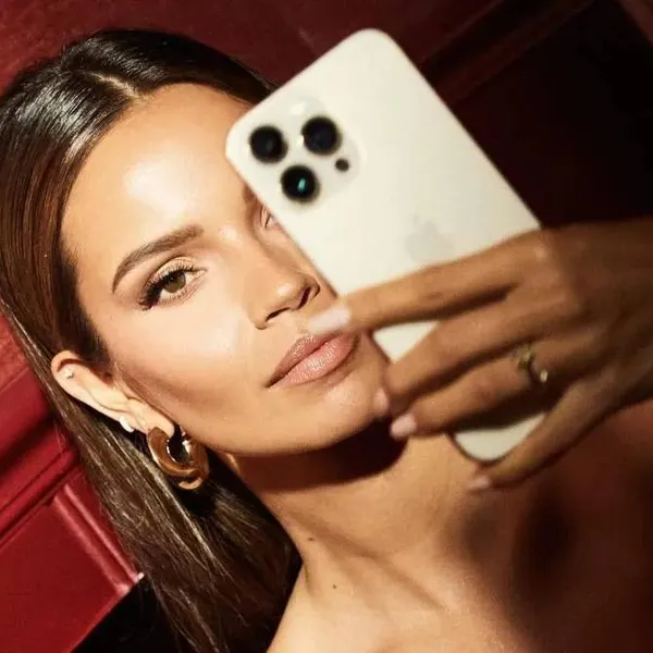 Monica Geuze maakt reclame voor kokoswater... maar iedereen is afgeleid door haar twee kokosnoten (video)