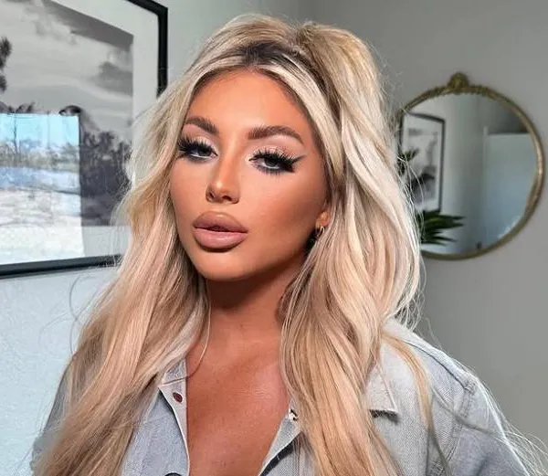 Kayley was ooit beroepsmilitair... nu bombardeert ze ons vooral met waanzinnige kiekjes van haar 'kroonjuwelen'