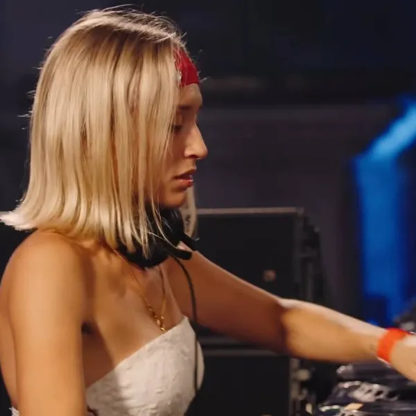 Vlaamse dj Novah is een échte wereldster... en ook in bikini speelt ze op Champions League-niveau (foto's)