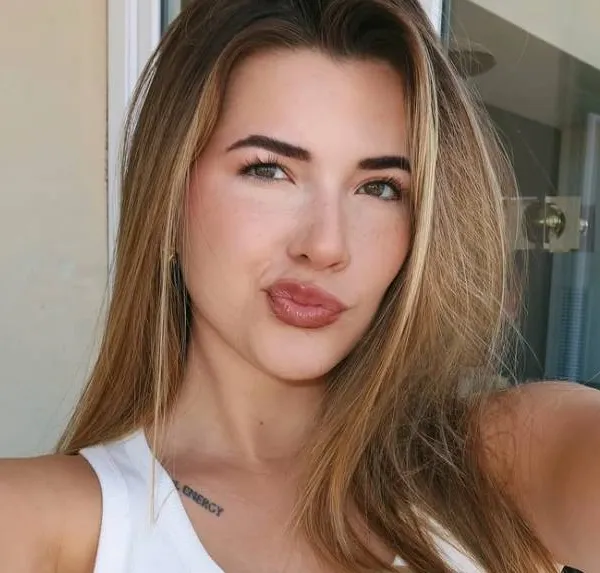 Populairste Nederlandse influencer pakt in bikini nog eens uit met haar veelbesproken borstvergroting (foto's)