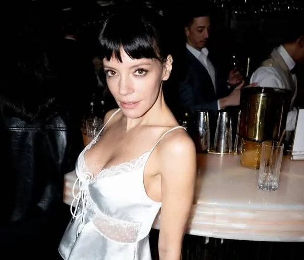 Zangeres Lily Allen is niet alleen een ster op het podium, maar ook in een outfit waarbij ze wel héél veel laat zien