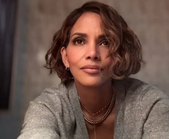Wauw! Halle Berry (59!) toont in een strak fitnesspakje hoe geweldig ze nog in topvorm is (foto's)
