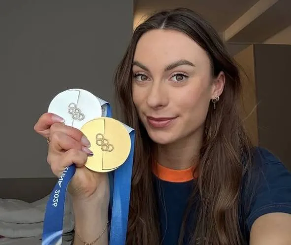 Olympische schaatskampioene Femke Kok pakt uit met een 'lichtjes geklede' fotoshoot waar het ijs van smelt
