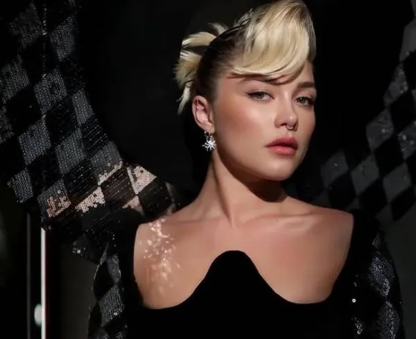 Florence Pugh bevestigt relatie met Peaky Blinders-acteur... Wij vieren dat met haar heetste kiekjes!