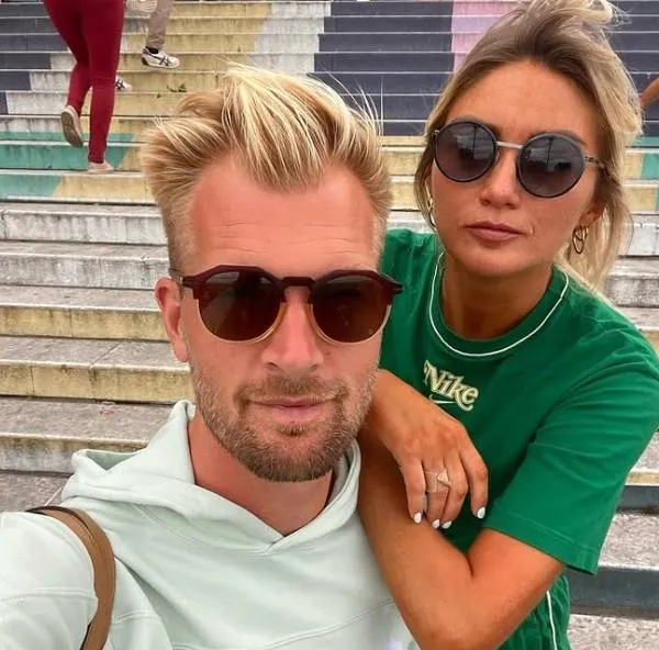 Charlotte, de zwangere vriendin van 'RVG', viert haar bolle buik... door zonder bh in het rond te dansen