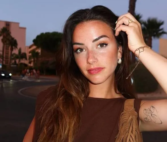 Shauna Dewit is nu ook een ster in de VS... en dat heeft vooral te maken met haar gepeperde outfit op Coachella (foto's)