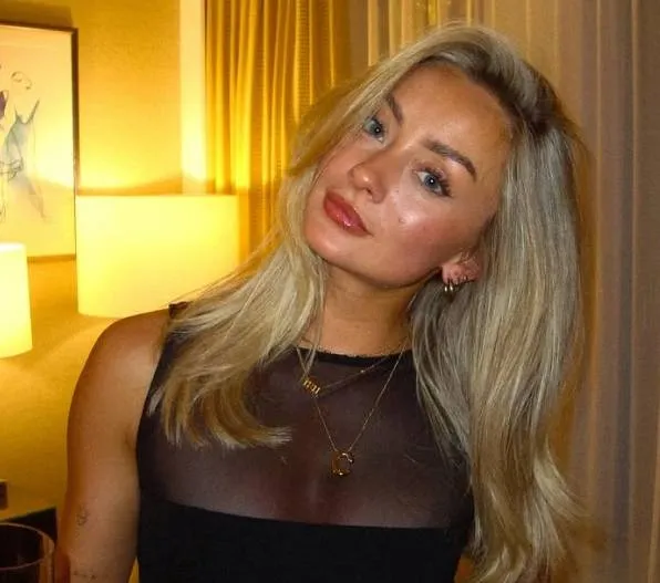 Vlaamse fitnessbom Chanelle past wat nieuwe fitnessoutfits... en aan de 'achtergevel' zit het als gegoten!