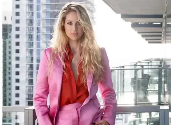 Hoe zou het nog zijn met ex-tennisbabe Anna Kournikova (44)? Ze ziet er nog steeds fenomenaal uit! (foto's)