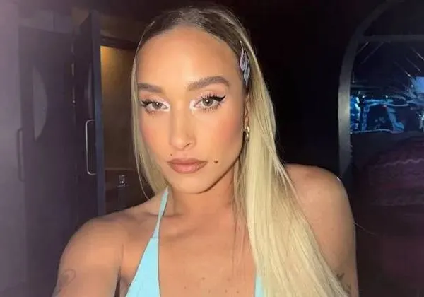 Gill, de vriendin van Niels Destadsbader, showt haar tempel van een lichaam in snikhete lingerieshoot