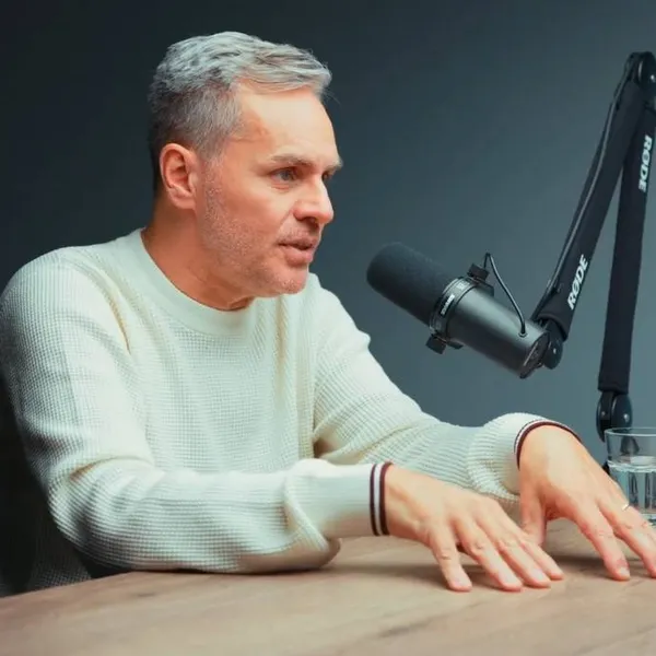 Peter Van de Veire verrassend eerlijk over de 'bedpret' met zijn partner: "Je moet het regelen..."