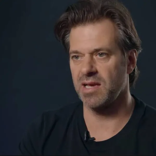 Topkok Sergio Herman geflitst tegen 110 km/u waar je 50 mag, maar is toch rijbewijs niet kwijt... Hoe kan dat!?