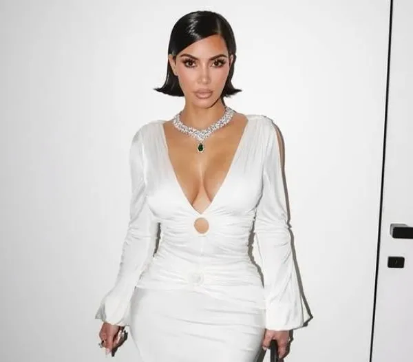 Laat ons nog even terugblikken op de Coachella-outfit van Kim Kardashian: die was namelijk... weinig verhullend! (foto's)