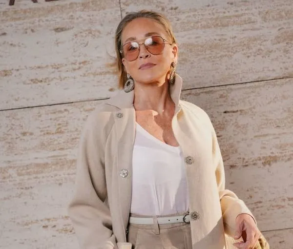 Sharon Stone hult zich in lingerie en bewijst dat ze zelfs op haar 68e nog steeds een echte bom is (foto's)