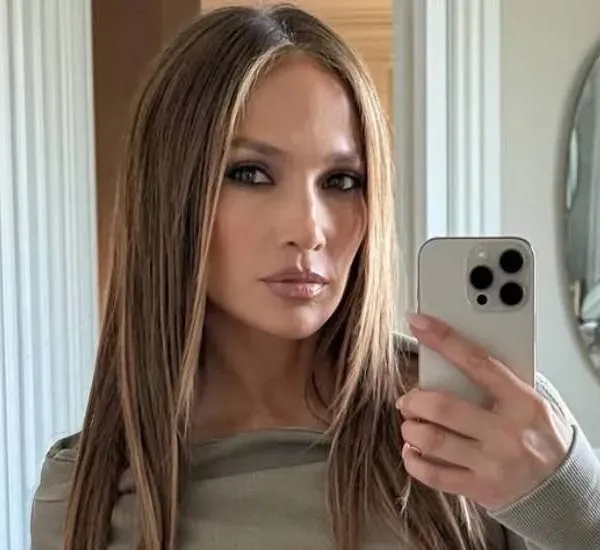 Jennifer Lopez toont nog eens haar tijdloze schoonheid in bikini: "Ik sta gewoon in brand!" (foto's)