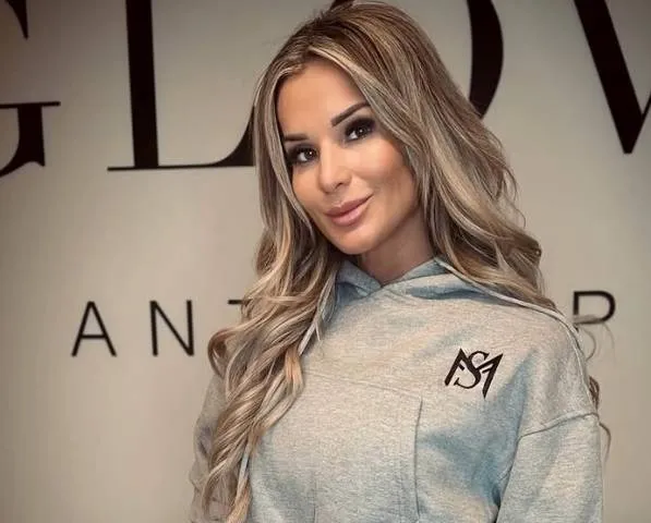 Vlaamse 'Mrs Worldwide' Deborah toont in een tennispakje waarom ze haar titel niet gestolen heeft (foto's)