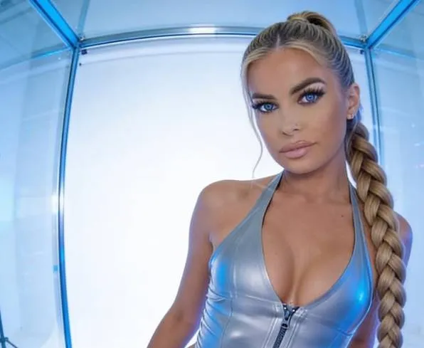 De 'kroonjuwelen' van voormalige Baywatch-babe Carmen Electra komen serieus piepen in weinig verhullende jurk (foto's)