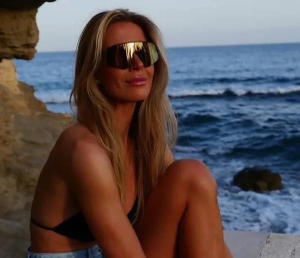 Hallo kroket! Femke Herygers showt haar indrukwekkende bikinilijf met foto's waar écht even niet goed van bent