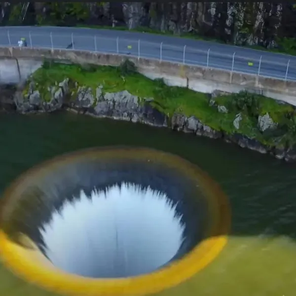 Goed voor een paar nachtmerries: in deze 120 meter diepe ‘glory hole’ zijn al verschillende mensen ‘gezogen’!