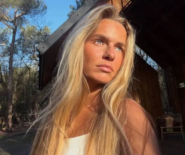 Hollandse parel Lies Zahra toont in haar roze fitnesspakje waarom onze noorderburen stapelzot zijn van haar (foto's)