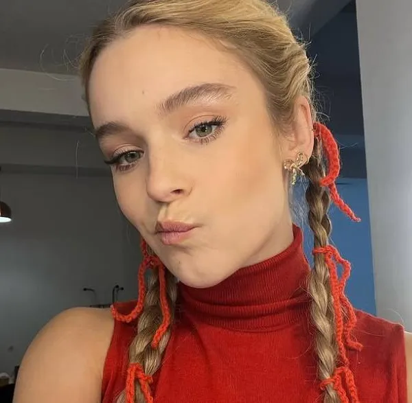 Pommelien Thijs krijgt verjaardagstaart... en wij vieren dat met haar heetste kiekjes ooit!