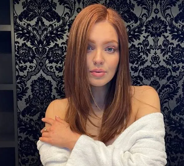 Anna bewijst 'toploos' dat ze een van de knapste gingers van de Lage Landen is (foto's)