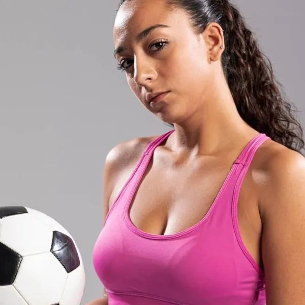 Vader wilde gewoon even praten met de voetbaltrainster van zijn zoon: "Plots stonden we samen onder een hete douche..."