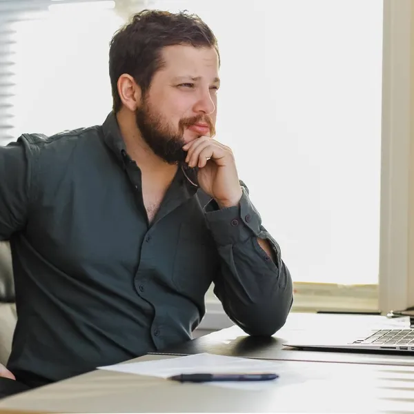"Ik zou graag mijn knappe collega alle hoeken van de kamer laten zien... Maar om één reden lachen mijn maten me ermee uit!"