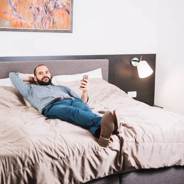 "Mijn collega klopte plots op de deur van de hotelkamer. Ik liet ze binnen en al snel maakte ze mijn broeksriem los..."