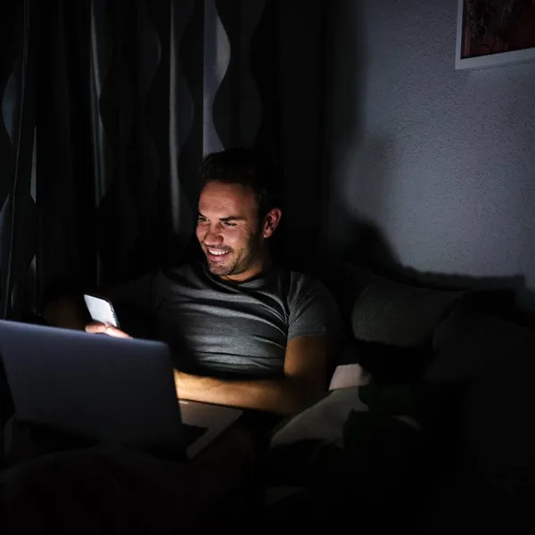 Deze gast doet zich online voor als hete babes en pikante modellen: dit waanzinnige bedrag verdient hij daarmee