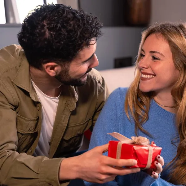 "Als ik cadeautjes koop voor mijn lief, dan beloont ze me met hete triootjes met haar vriendin... Maar nu ben ik blut!"