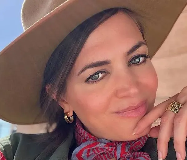 Jawadde! Astrid Coppens toont haar indrukwekkende beach body in bikini en weinig verhullend badpak (foto's)