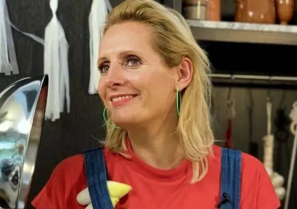 Lekker lekker! Chef Sofie Dumont ziet er 'smakelijk' uit in bikini en badpak (foto's)