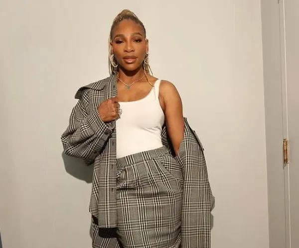 Nog steeds in topvorm! Serena Williams doet monden openvallen in badpak (foto's)