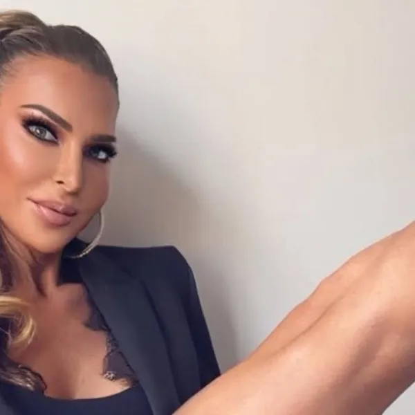 Annelies uit 'The Real Housewives' showt haar eindeloze benen én laat onder haar rok gluren (foto's)