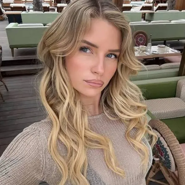 Iedereen is weer stapelverliefd op Lottie Moss, zus van Kate, nadat ze (met enkele vriendinnen) schaars gekleed poseert (foto's)