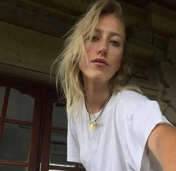 Alina uit 'De Mol' pronkt nog eens met haar kathedraal van een lijf in bikini (foto's)